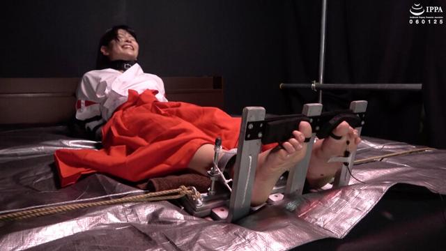 『足裏激よわ巫女にくすぐり修練！ 足指まで拘束されて暴れられない足裏くすぐりに絶叫！』 稲見なずな サンプル画像 5