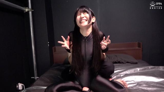 『【M/F，F/Mくすぐり】くすぐりをかけたガチ勝負！ すべすべタイツで全身を包んだ黒髪ロングの女の子とのくすぐりジャンケン8戦！』 稲見なずな サンプル画像 2