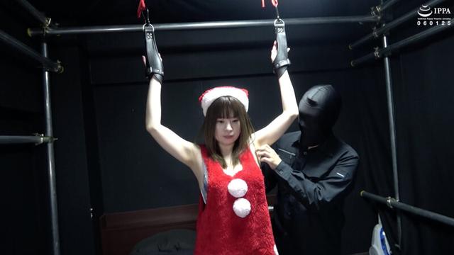 吊り手枷でサンタを拘束！ バイブでの刺激にはとても弱い捕らえられたサンタへのくすぐり責め！ 大石真子 サンプル画像 2