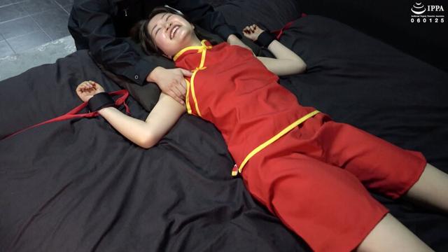 脇腹が弱点のチャイナ娘を四肢拘束！ 仰向けうつ伏せで抵抗できないくすぐったさに大暴れ！ 中園めいな サンプル画像 2