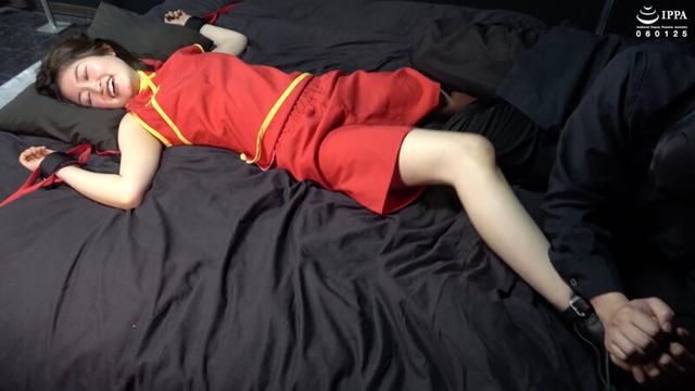 脇腹が弱点のチャイナ娘を四肢拘束！ 仰向けうつ伏せで抵抗できないくすぐったさに大暴れ！ 中園めいな サンプル画像 5