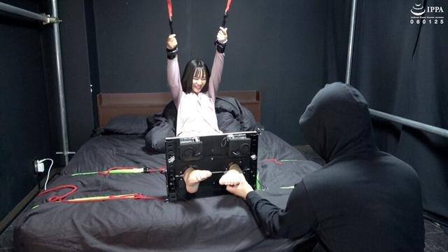 「ずっと大爆笑！ 黒髪清楚な女の子が弱点の足裏を足枷に囚われてくすぐられまくり！」わかしラボVol.022- 4 白石のん サンプル画像 1