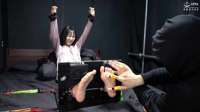 「ずっと大爆笑！ 黒髪清楚な女の子が弱点の足裏を足枷に囚われてくすぐられまくり！」わかしラボVol.022- 4 白石のん サンプル画像 3