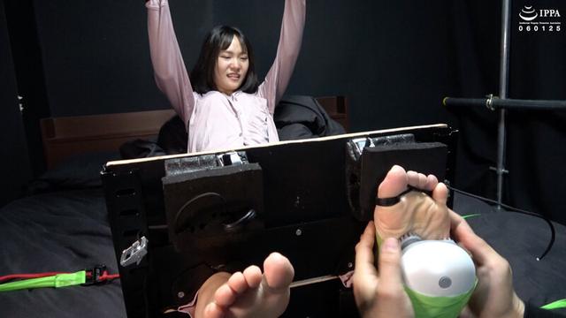 「ずっと大爆笑！ 黒髪清楚な女の子が弱点の足裏を足枷に囚われてくすぐられまくり！」わかしラボVol.022- 4 白石のん サンプル画像 5