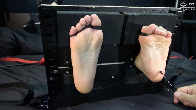 「足枷で足裏徹底くすぐり！ 拘束衣で抵抗できない弱点の足裏を更に開発！」 わかしラボVol.024- 4 水ト麻衣奈 サンプル画像 4