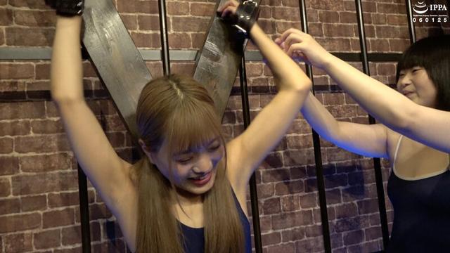 スク水女子達に大の字拘束レズくすぐり対決をしてもらった！ サンプル画像 4