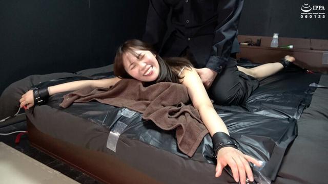 うつ伏せ四肢拘束にローションも使ってスーパーハードなくすぐりで叫びまくるつむぎちゃん！ 角名つむぎ サンプル画像 2