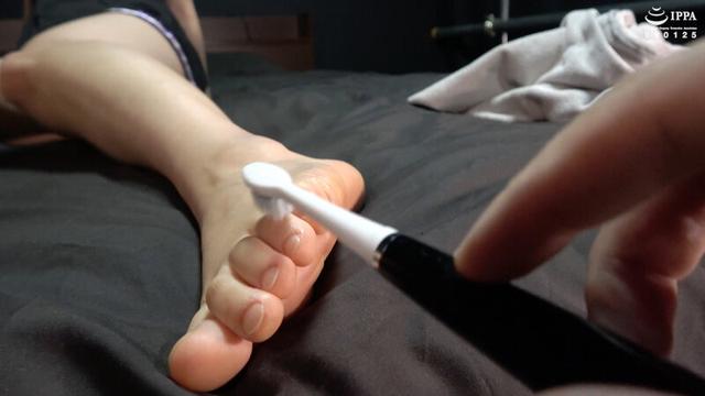 敏感美女の足裏くすぐりからのお尻＆乳首くすぐりプレイ 角名つむぎ サンプル画像 5