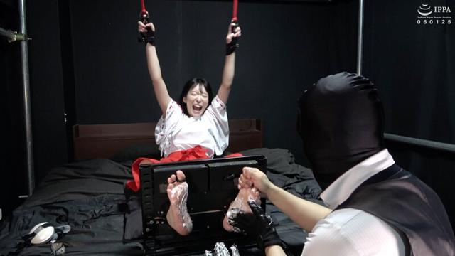 巫女服で足裏弱点のアイドルに足枷徹底くすぐり！ 宇佐美みおん サンプル画像 17