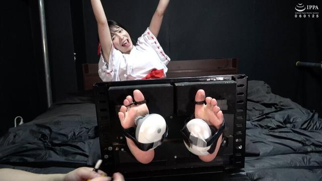 巫女服で足裏弱点のアイドルに足枷徹底くすぐり！ 宇佐美みおん サンプル画像 3