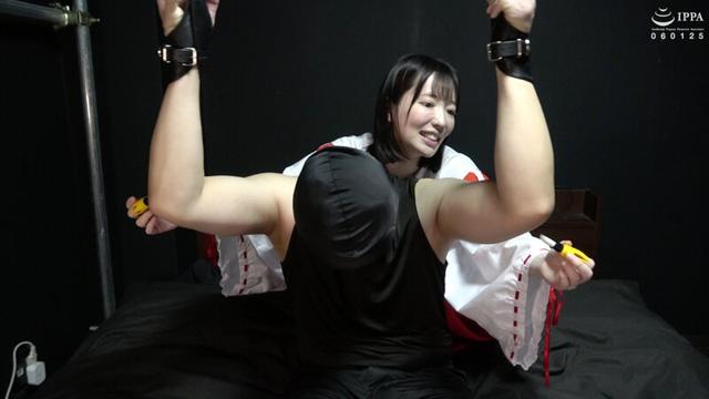 【F/Mくすぐり】巫女服のアイドルから拘束されて弱点いじめ！ 宇佐美みおん サンプル画像 4
