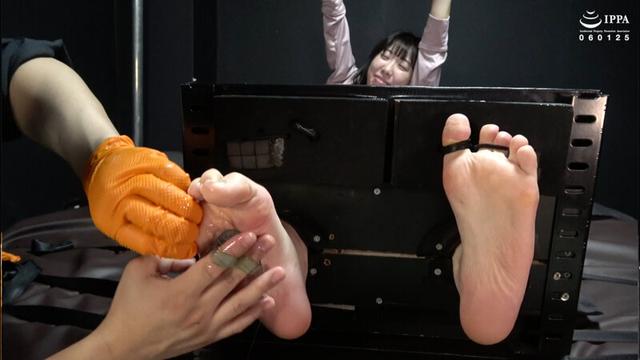 「足枷で足裏徹底くすぐり！ 脇腹の方がやばいけどこっちもくすぐったい！」WAKA-053香月えりさ 3 サンプル画像 7