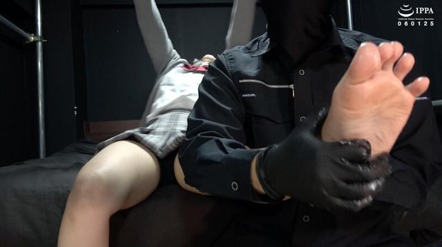 「ちっちゃ可愛い制服メガネの女の子をバンザイ拘束でくすぐりイジメ！」わかしラボ WAKA-059 桐谷すずね 2 サンプル画像 10