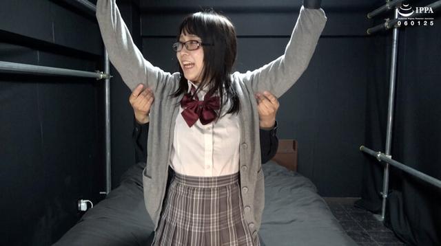 「ちっちゃ可愛い制服メガネの女の子をバンザイ拘束でくすぐりイジメ！」わかしラボ WAKA-059 桐谷すずね 2 サンプル画像 2