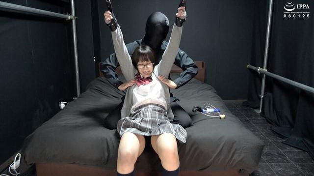「ちっちゃ可愛い制服メガネの女の子をバンザイ拘束でくすぐりイジメ！」わかしラボ WAKA-059 桐谷すずね 2 サンプル画像 5