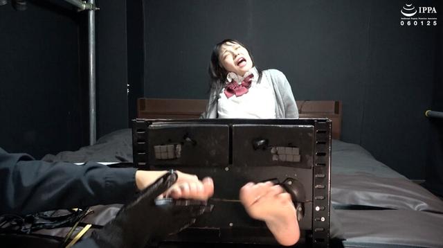 「足のサイズが22cmのちっちゃ可愛い制服女子を足枷くすぐり！ ローション手袋はもうイヤ！」わかしラボ WAKA-059 桐谷すずね 3 サンプル画像 13