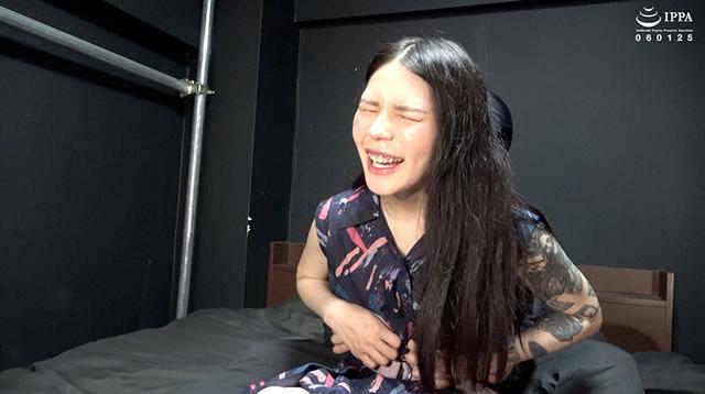 「イレズミが綺麗な元女王様なお姉さんを私服でくすぐりチェック！」WAKA-060 叶芽遥希 1 サンプル画像 10