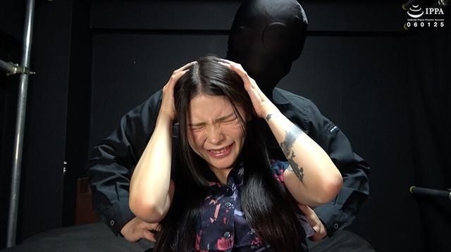 「イレズミが綺麗な元女王様なお姉さんを私服でくすぐりチェック！」WAKA-060 叶芽遥希 1 サンプル画像 6