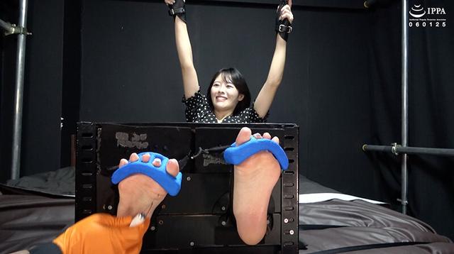 「足裏弱点のお姉さんを足枷くすぐり！ 体力もくすぐったさも限界でヘロヘロに！」わかしラボ WAKA-061祈山愛 3 サンプル画像 3