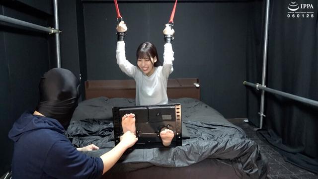「ジンジンするまでお姉さんの足裏を泡ローション＋つぶつぶグローブでくすぐってみた！」わかしラボ WAKA-049 篠咲らら 4 サンプル画像 1