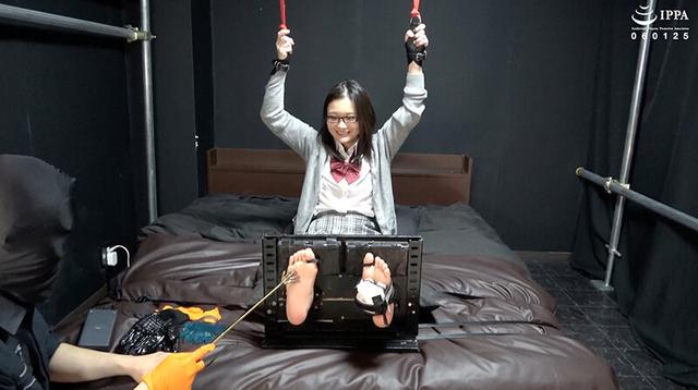 「くすぐりグローブ＋ローションで足が無くなるくらいくすぐったいと叫ぶ真冬ちゃんの足枷くすぐり！」わかしラボ WAKA-068 雪奈真冬 3 サンプル画像 1
