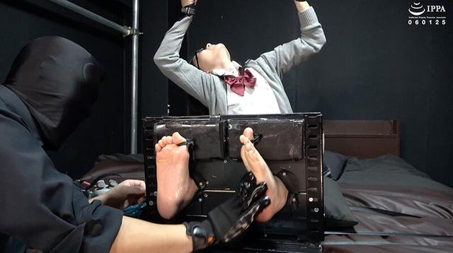 「くすぐりグローブ＋ローションで足が無くなるくらいくすぐったいと叫ぶ真冬ちゃんの足枷くすぐり！」わかしラボ WAKA-068 雪奈真冬 3 サンプル画像 8