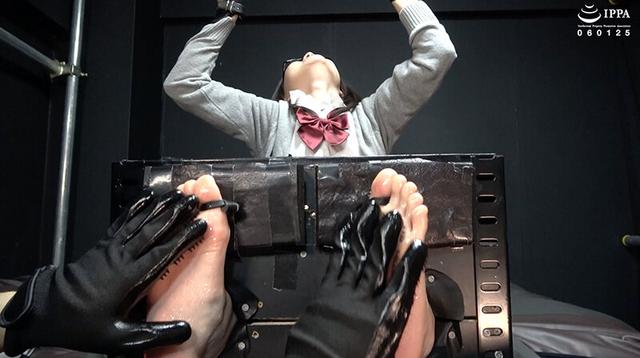 「くすぐりグローブ＋ローションで足が無くなるくらいくすぐったいと叫ぶ真冬ちゃんの足枷くすぐり！」わかしラボ WAKA-068 雪奈真冬 3 サンプル画像 9