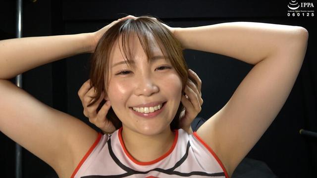 【くすぐり】脇＆乳首をいきなり男性スタッフにくすぐられるチアガール美女！ 沙つむぐ サンプル画像 4
