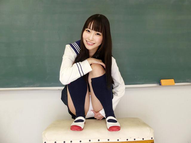 もっこり白綿パンに濡れ染みを作りながら誘惑するぷくまん美少女 サンプル画像 1
