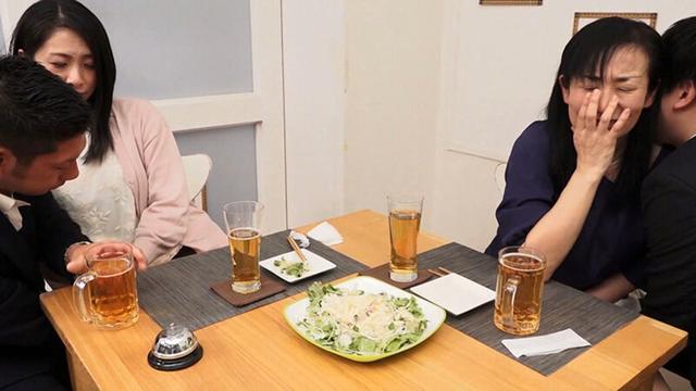 今夜はお酒もおかずも最高だ！仕事終わりに飲んでる女をナンパ3 サンプル画像 1