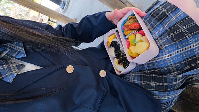 彼氏の為にお弁当を作ってあげる献身的な美少女J●！！しかし彼氏のSEXが下手で全然興奮出来ない！と不満爆発！自分を満足させてくれるデカチン男に鬼ピストンで無限にイカされ大満足 サンプル画像 7