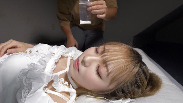 最近の地雷女子はヤル気なし塩対応なのに、ちょいMなボクにはその眼つきがたまらないんです…世の中舐めてる塩対応トー横女子の無関心P活 西元めいさ サンプル画像 16