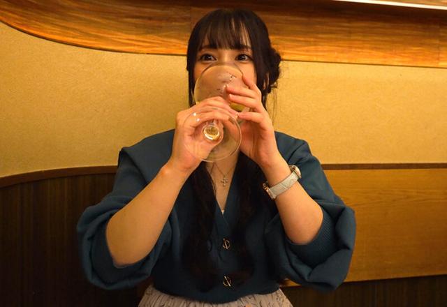 新人 日向かのん 27歳 真面目な顔して性欲モンスター 丸の内銀行員 彼氏公認、昼休みに生ハメ中出しAVデビュー サンプル画像 9