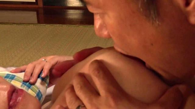 【垂れ巨乳】母さんの巨乳を奪い合う父と息子 花岡さち代 覗く息子編 サンプル画像 2