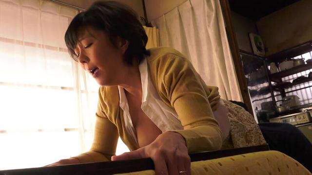 【人気熟女】五十路妻の告白 円城ひとみ 息子にせがまれ許した私 サンプル画像 13