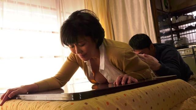 【人気熟女】五十路妻の告白 円城ひとみ 息子にせがまれ許した私 サンプル画像 9