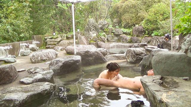 寝取らせ混浴露天風呂3名の巨乳美人妻の背徳温泉SEX サンプル画像 18