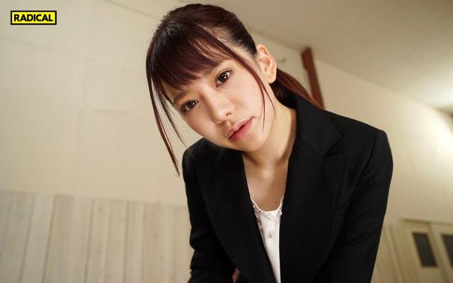 【VR】こんな場所で？！いきなり顔舐め唾まみれ…濃厚キスに飢えた女が突然あなたの唇を襲う いきなりベロちゅう唇レ○プ サンプル画像 14