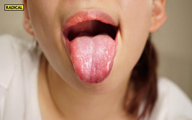 【VR】こんな場所で？！いきなり顔舐め唾まみれ…濃厚キスに飢えた女が突然あなたの唇を襲う いきなりベロちゅう唇レ○プ サンプル画像 15