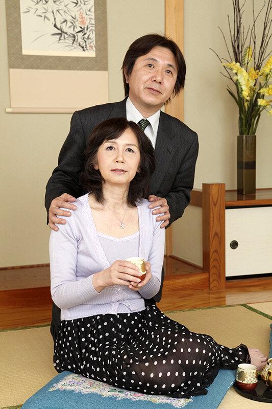 熟女とは思えない美貌とスタイル！エロ過ぎる人妻熟女のヌケル妖艶なセックス！4時間8人！ サンプル画像 18
