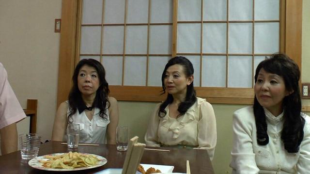 熟女と合コン！とにかくSEXがしたい！老若男女問わず貪りセックス！ サンプル画像 6