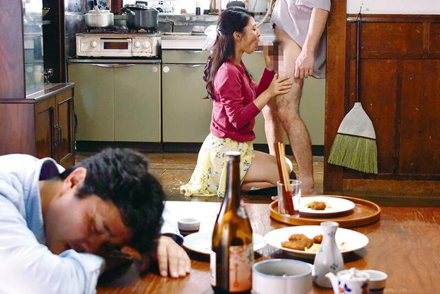 寝取られ妻 他人棒にヨガり悶える不貞妻の痴態と、それに興奮してしまった夫。異常興奮NTR濃厚ドラマ 6名収録 240分 サンプル画像 7