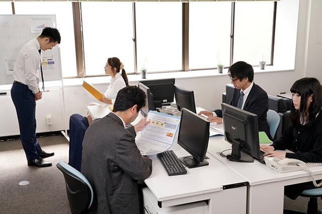 女上司と二人きり… 嵐の夜、帰宅困難となったキャリアウーマンと冴えない部下の禁断性行 10名収録 240分 サンプル画像 1