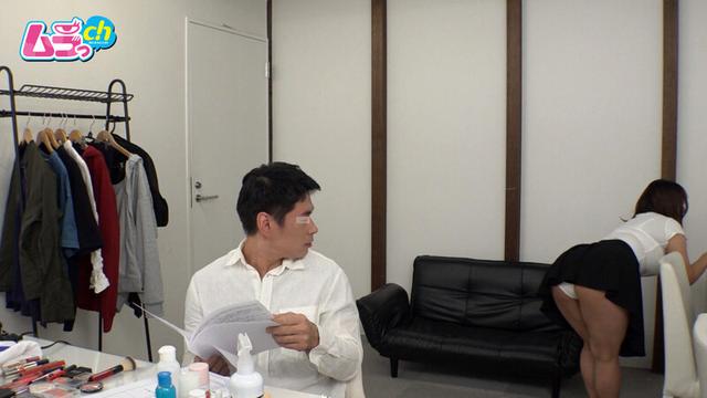 男と女のモニタリング観察 Vol.3 ムッチムチな爆乳エロメイクさんに誘惑された、人気タレントAさん サンプル画像 4