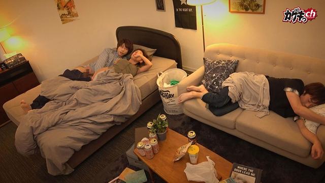 ニンゲン観察 宅呑み中、友達がすぐそばにいるのにも関わらず暴走する下半身を抑えきれずにハメるスリルSEX サンプル画像 11