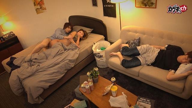 ニンゲン観察 宅呑み中、友達がすぐそばにいるのにも関わらず暴走する下半身を抑えきれずにハメるスリルSEX サンプル画像 13