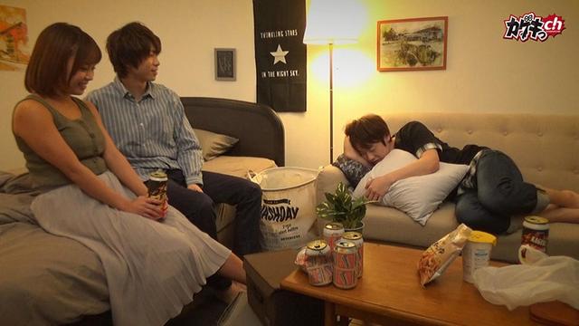 ニンゲン観察 宅呑み中、友達がすぐそばにいるのにも関わらず暴走する下半身を抑えきれずにハメるスリルSEX サンプル画像 2