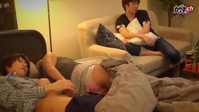 ニンゲン観察 宅呑み中、友達がすぐそばにいるのにも関わらず暴走する下半身を抑えきれずにハメるスリルSEX サンプル画像 9
