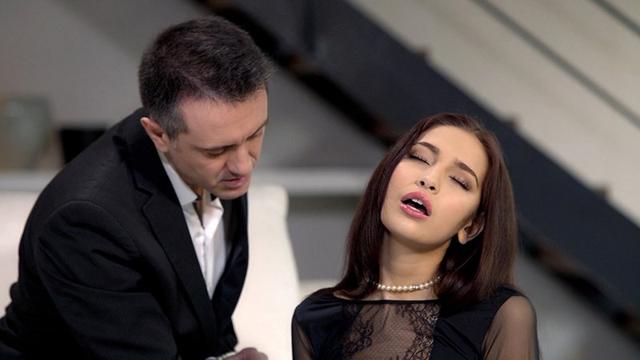 【Marc Dorcel】LUXURE～夫に性欲を解き放たれた妻～ サンプル画像 1