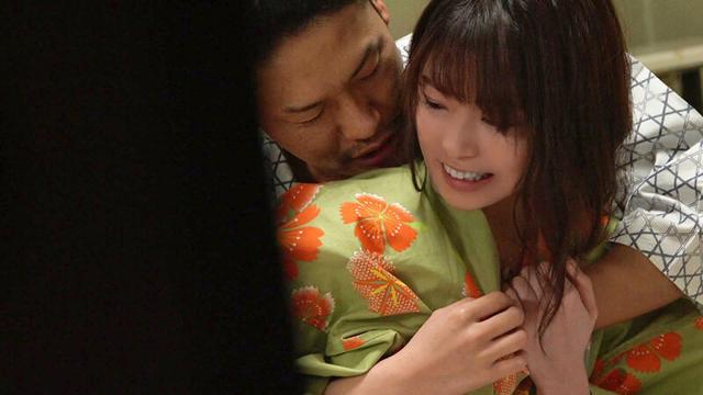素人密着寝取られドキュメント「うちの女を寝取って欲しい…」妻や彼女が他人棒で突きまくられる瞬間をガン見した男たちの願望スペシャル サンプル画像 8